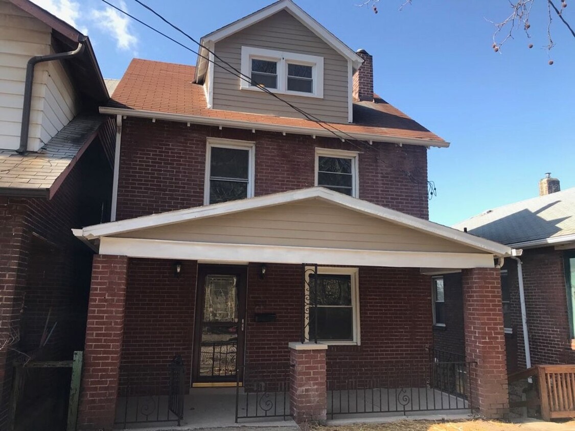 Foto principal - Super Cute 2 Bedroom, 1 Bath Brick Home - ...