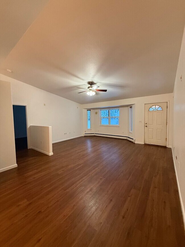 Foto del edificio - Home in North Pole / 2 Car Garage / Pet friendly