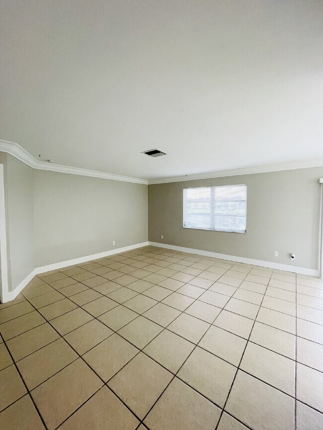 Foto del edificio - Updated 2-bedroom waterfront duplex with walk-in closets, enclosed Florida room, and canal views ...
