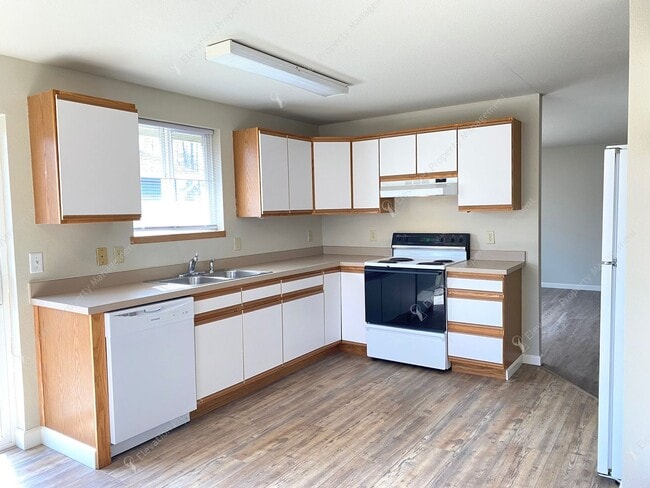 Building Photo - Charming 2BR Duplex with Patio & Garage