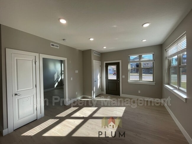 Building Photo - 1720 S 14th St W