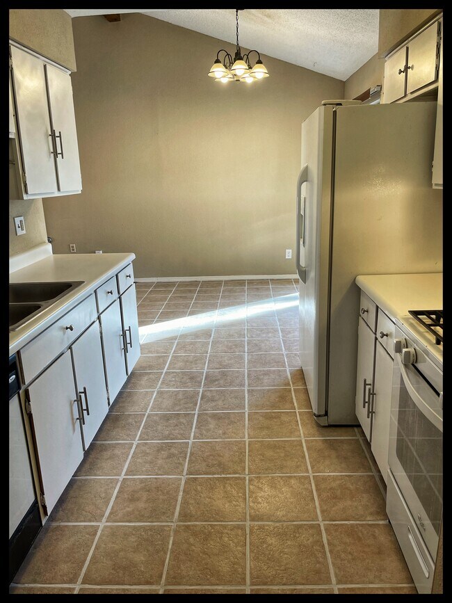 Kitchen - 1829 Agua Dulce St