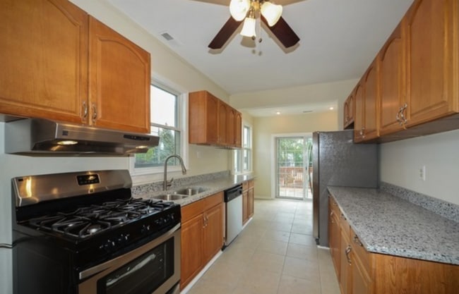 Building Photo - 1943 W Warner Ave