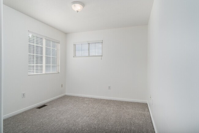 Building Photo - 6789 Bottlebrush Ln