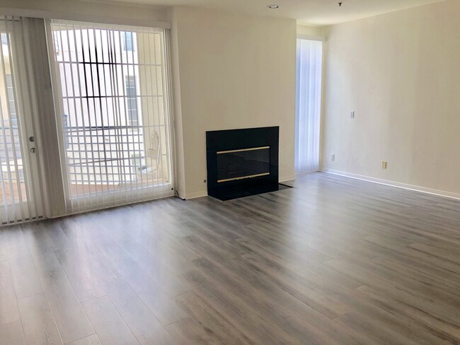 Foto del edificio - Beautiful 2 Bedroom Condo In Encino