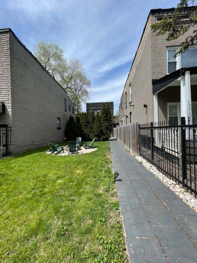 Foto del edificio - 1514 N Maplewood Ave