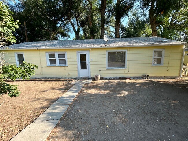 Foto del edificio - Large 2 Bed 1 Bath House with Fenced Yard and Washer Dryer Hookups