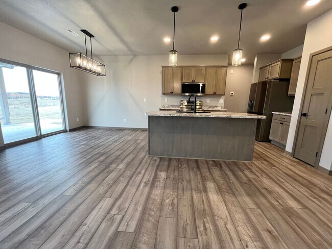 Foto del edificio - Spacious 2 Bed/2 Bath House with 3 Car Garage!