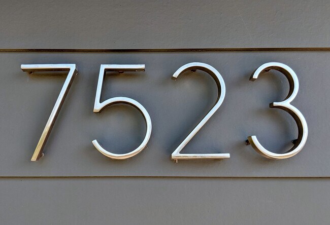 Foto del edificio - Extensively Remodeled Mid-Century Modern Ranch – 2 Bed + Office