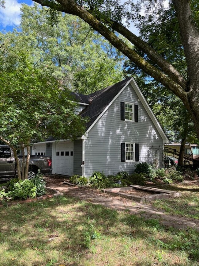 Building Photo - Charming Studio with Office apartment over...