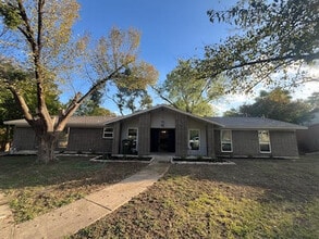 Building Photo - 6 Eastvale Pl