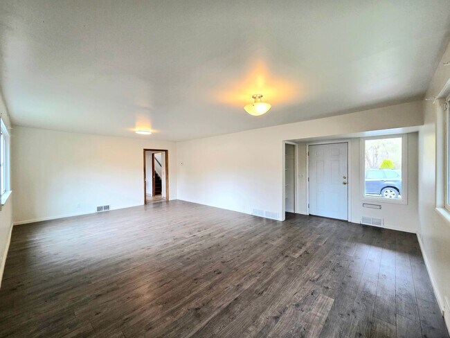 Foto del edificio - 4-Bedroom + Den, 2-Bath House for Rent in Cashmere ON THE RIVER!!