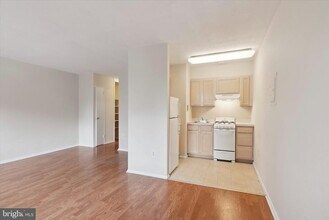 Building Photo - 2101-17 Chestnut St