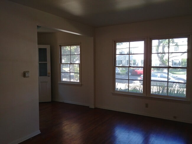Building Photo - 424 E Freeland St