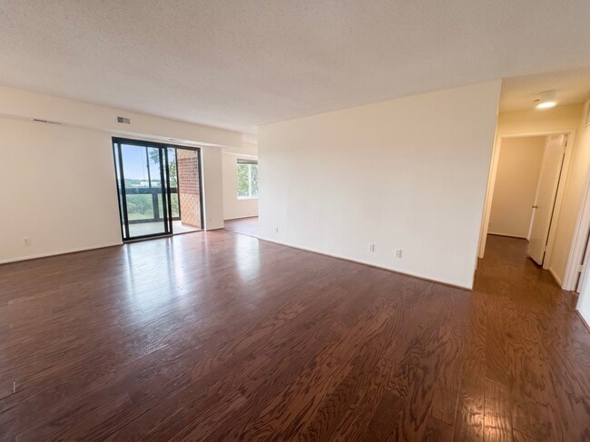 Building Photo - 8360 Greensboro Dr