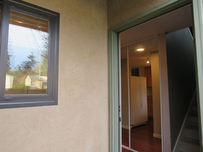 Foto del edificio - Juanita Townhome in Westwood Village ** 2bed/1.5 bath corner unit with Nice Private Backyard  $21...