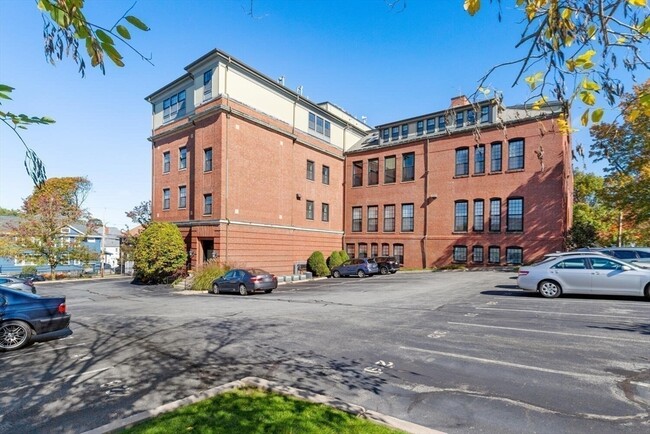 Building Photo - 72 Ashland St