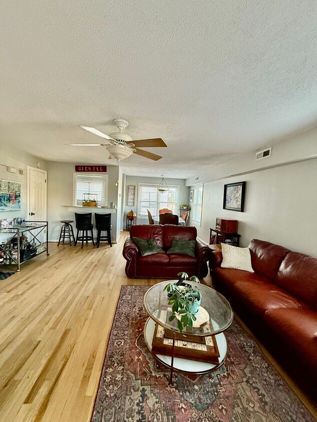 Foto principal - 3BD/2.5 Bath End Unit Condo One Block from...