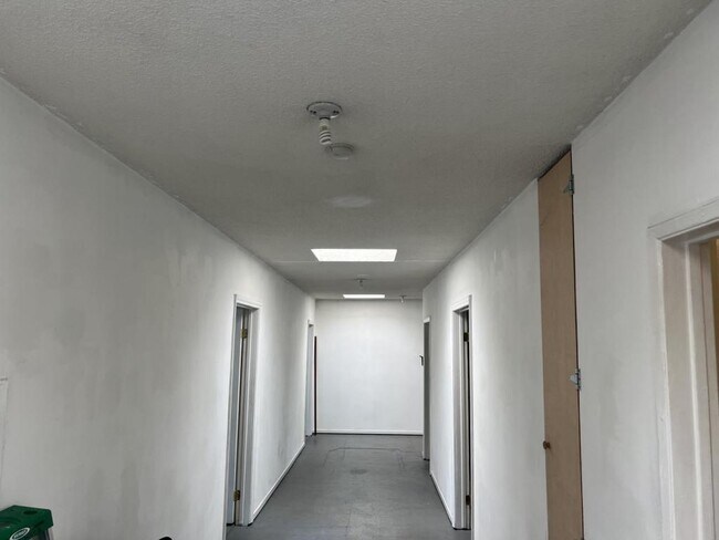 Building Photo - 3222 W Jefferson Blvd