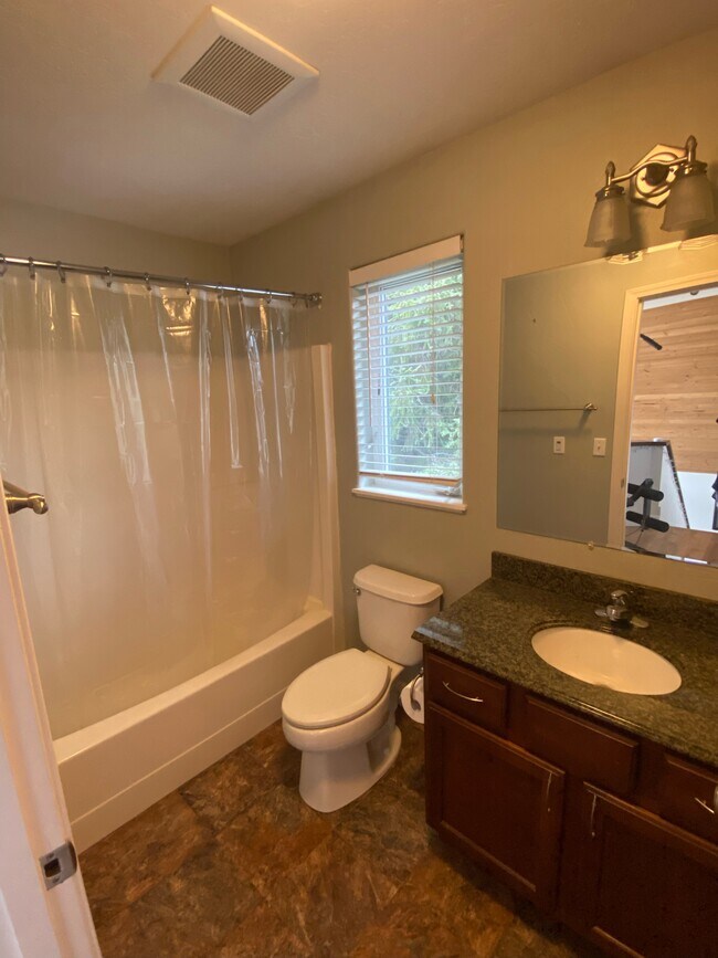 Upstairs Full Bathoom - 109 Cozy Cove Dr