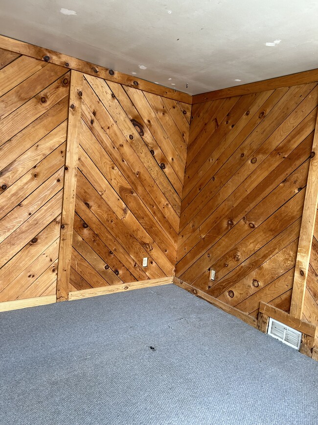 Building Photo - 115 Main St W