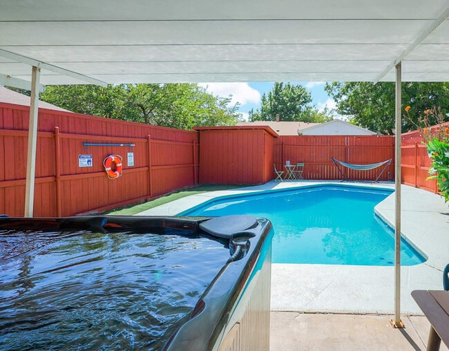 Foto del edificio - 9230 Millwood Dr