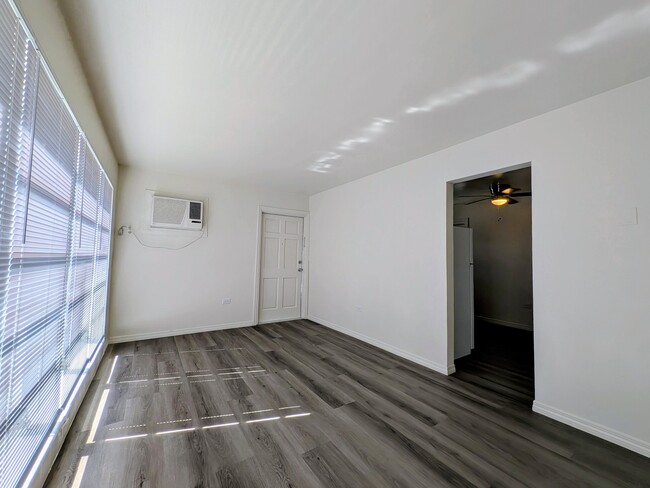 2-1 Front Corner ground floor Apartment on Danube with Wall unit A/C - Davis Islands Apartments