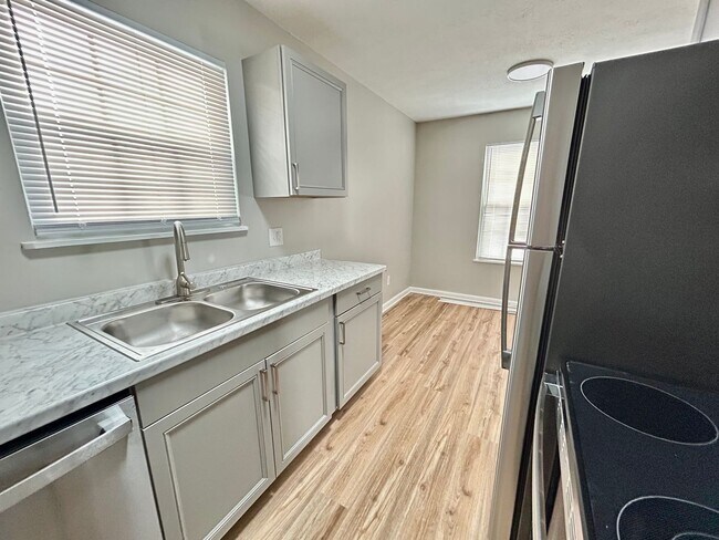 Building Photo - FULLY REMODELED DOWNSTAIRS UNIT!