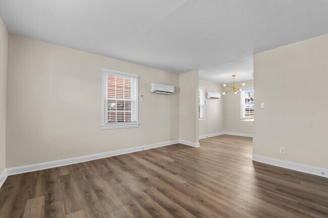Building Photo - 906 Clarendon St