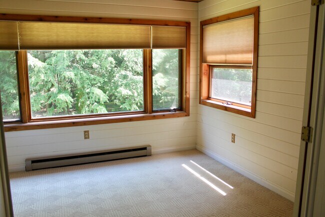 Building Photo - 500 Acorn Ln
