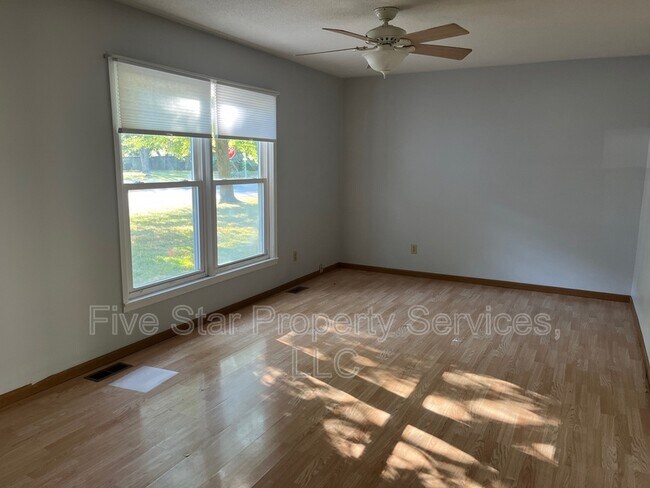 Foto del edificio - 402 N Iris Dr