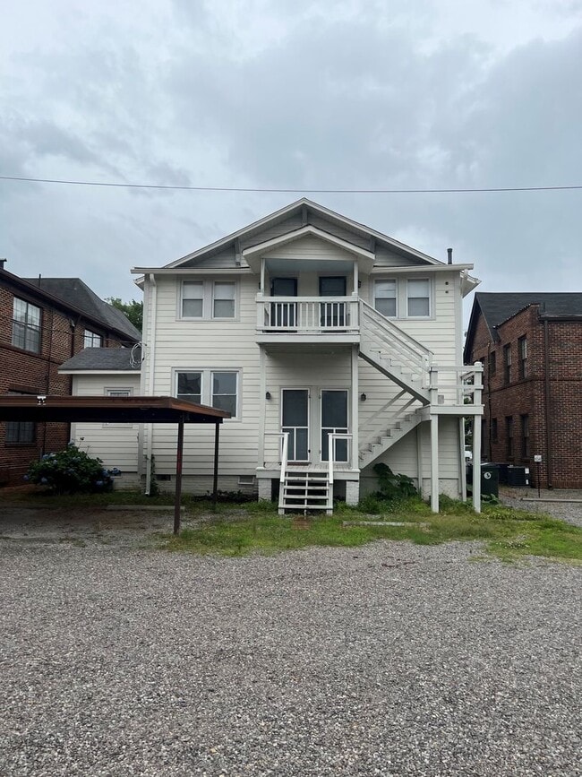 Building Photo - Nice 1 Bed 1 Bath Unit! Available Fall 2026!