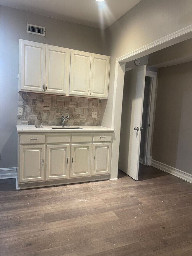 Building Photo - Lovely Charles Village 1bd/1ba w/ CAC & W/...