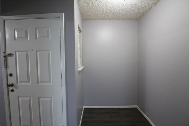 Building Photo - Upstairs 1 Bedroom 1 Bath Apartment!
