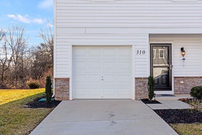 Building Photo - 310 Maple Run Dr