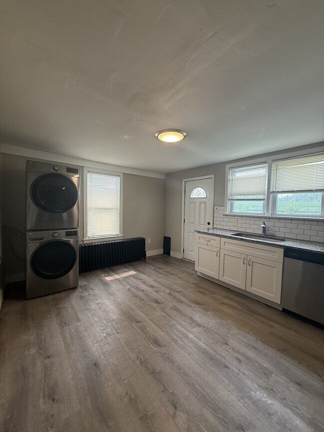 Building Photo - 272 Maple Ave