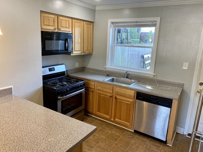 Building Photo - 2 Bedroom Townhome in Highlandtown ~ Close...