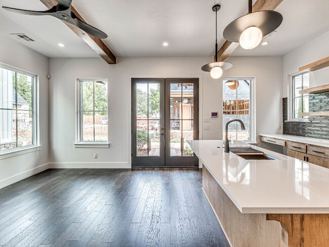 Foto del edificio - 225 W 1st St