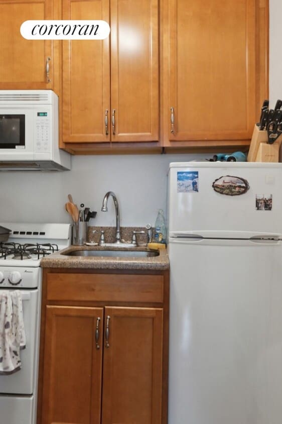 Building Photo - 22 W 95th St