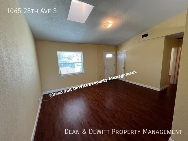 Building Photo - 1065 28th Ave S
