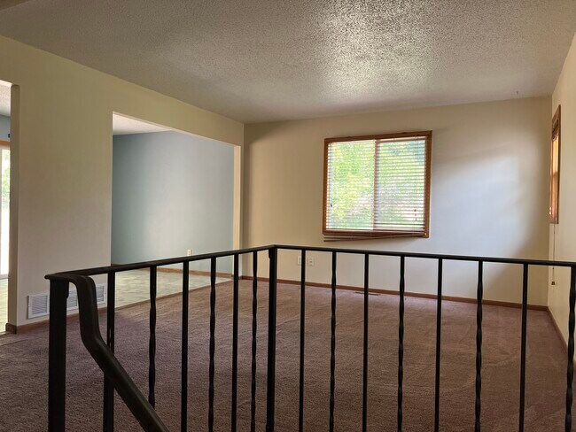 Building Photo - 8653 Woodlawn Dr