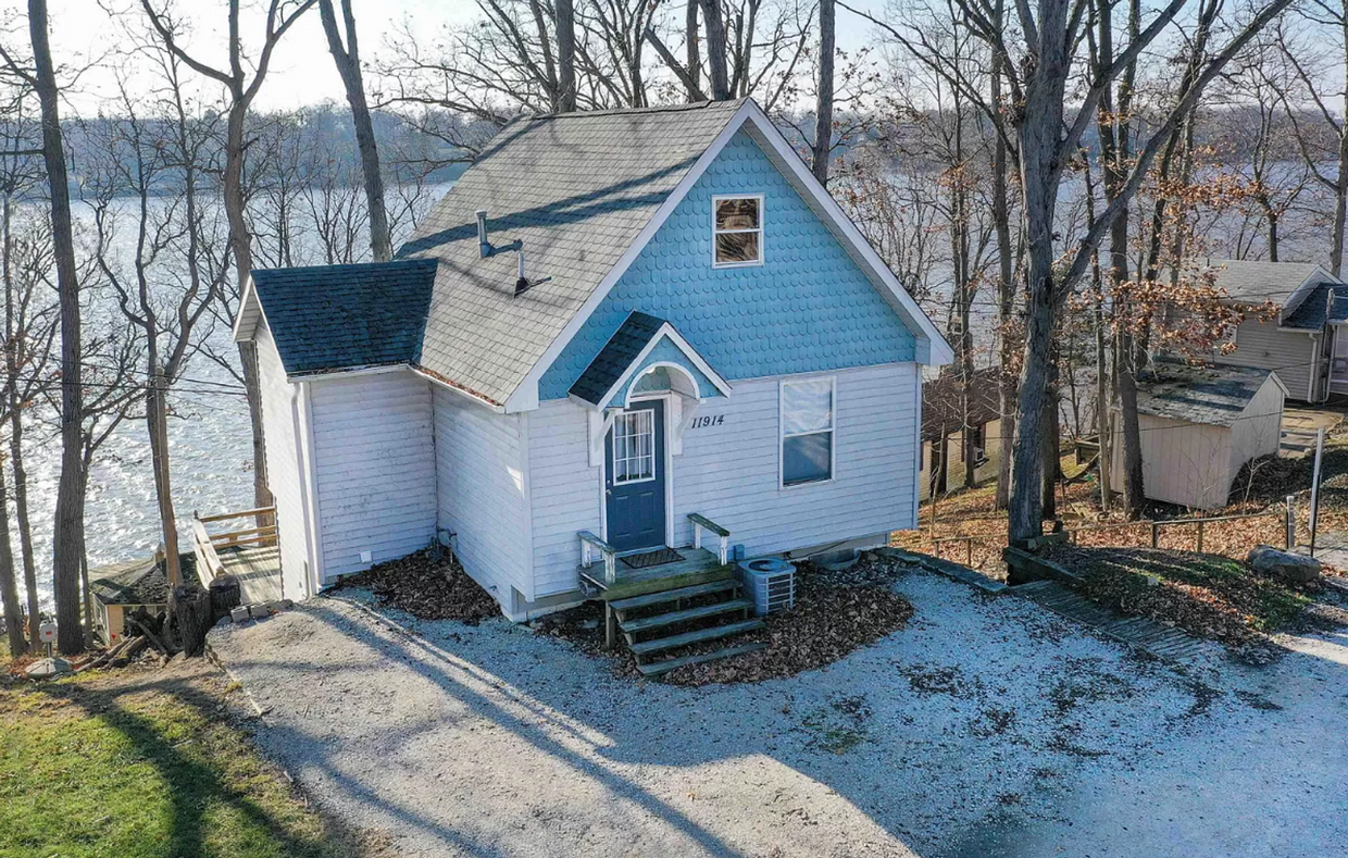 Primary Photo - Spacious Lake House 1 Bedroom, 2 Bath W/ A...
