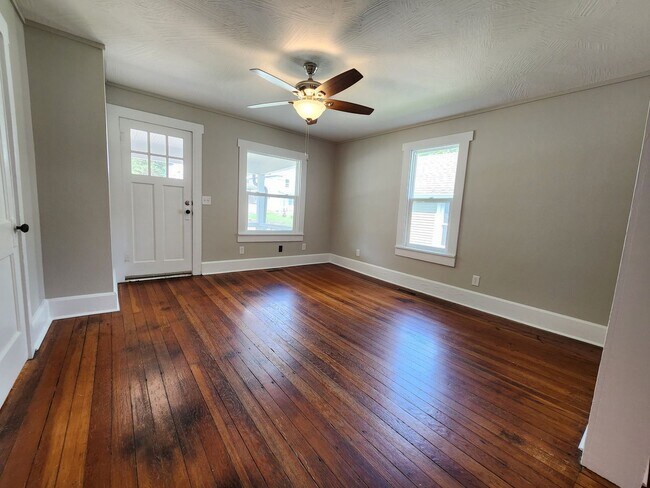 Foto del edificio - Spacious 3-Bedroom, 1-Bathroom Home AVAILA...