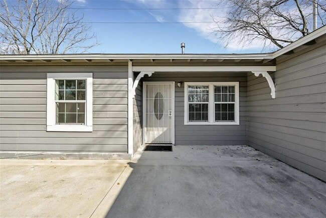 Building Photo - 1013 Twin Oaks St