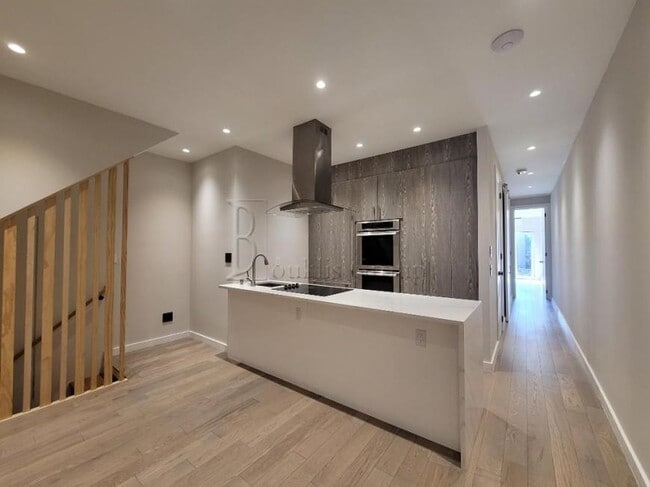 Foto del edificio - 3 bedroom in ASTORIA NY 11103