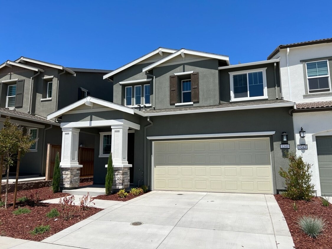 Foto principal - Newer Construction Home located in desirab...