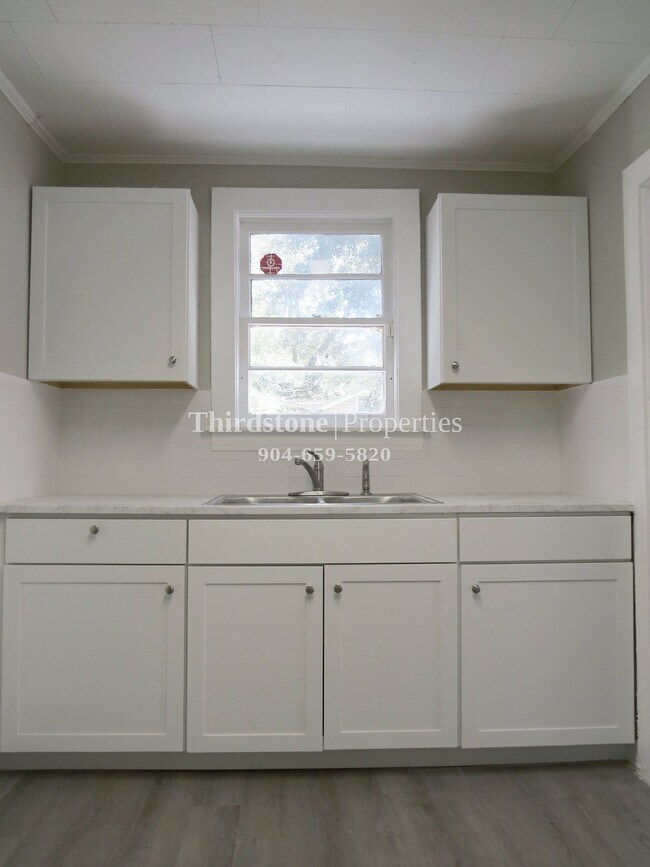 Building Photo - 2913 W 2nd St