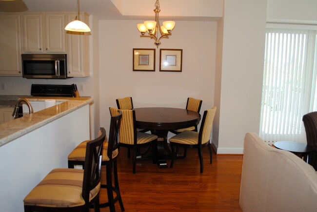 Building Photo - Fully Furnished Unit Downtown