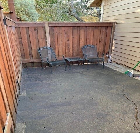 El estudio cuenta con patio privado y cochera. Entrada privada, zona tranquila y segura. - 836 Ferguson Rd