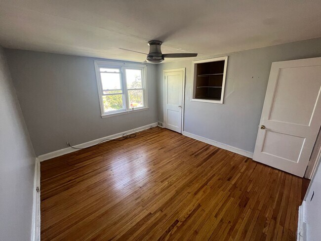 Building Photo - Charming Modern 3 Bedroom w/ Washer & Drye...